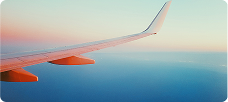 Skrzydło samolotu nad oceanem - porady dotyczące przygotowań do podróży