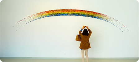 Osoba fotografująca kolorową instalację artystyczną - porady dotyczące stylu życia