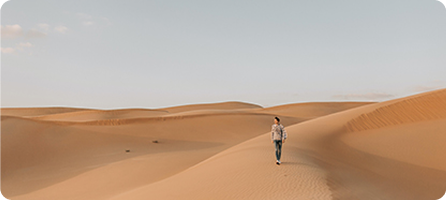 Osoba spacerująca po wydmach - bezpieczne korzystanie z internetu