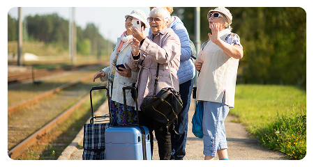 Seniorzy na dworcu kolejowym