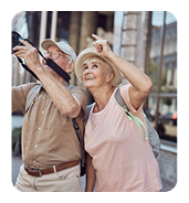 Seniorzy na dworcu kolejowym