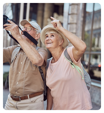 Para seniorów robiąca selfie