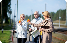 Para seniorów robiąca selfie