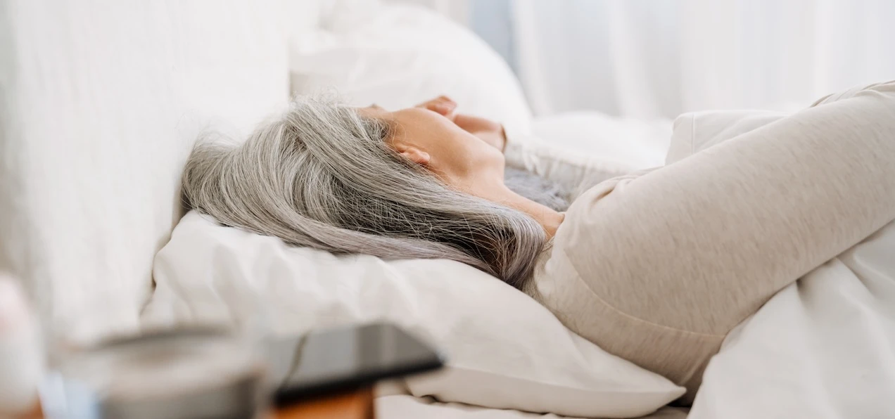 Jak oswoić noc? Sprawdzone sposoby na regenerujący sen po 60-tce